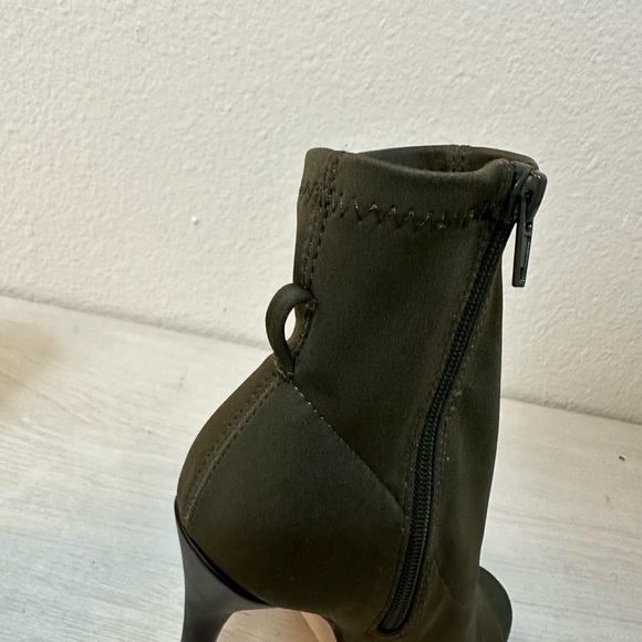 NWOB Shoe Dazzle olive green pumps open toe boots with a silver chain - Picture 9 of 12